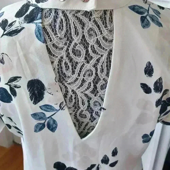 Dynamite Women's Small Floral Neck Choker Blouse - Picture 4 of 6